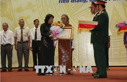 Phó Chủ tịch nước dự Lễ trao Huân chương Độc lập cho các gia đình liệt sĩ tại Tiền Giang 